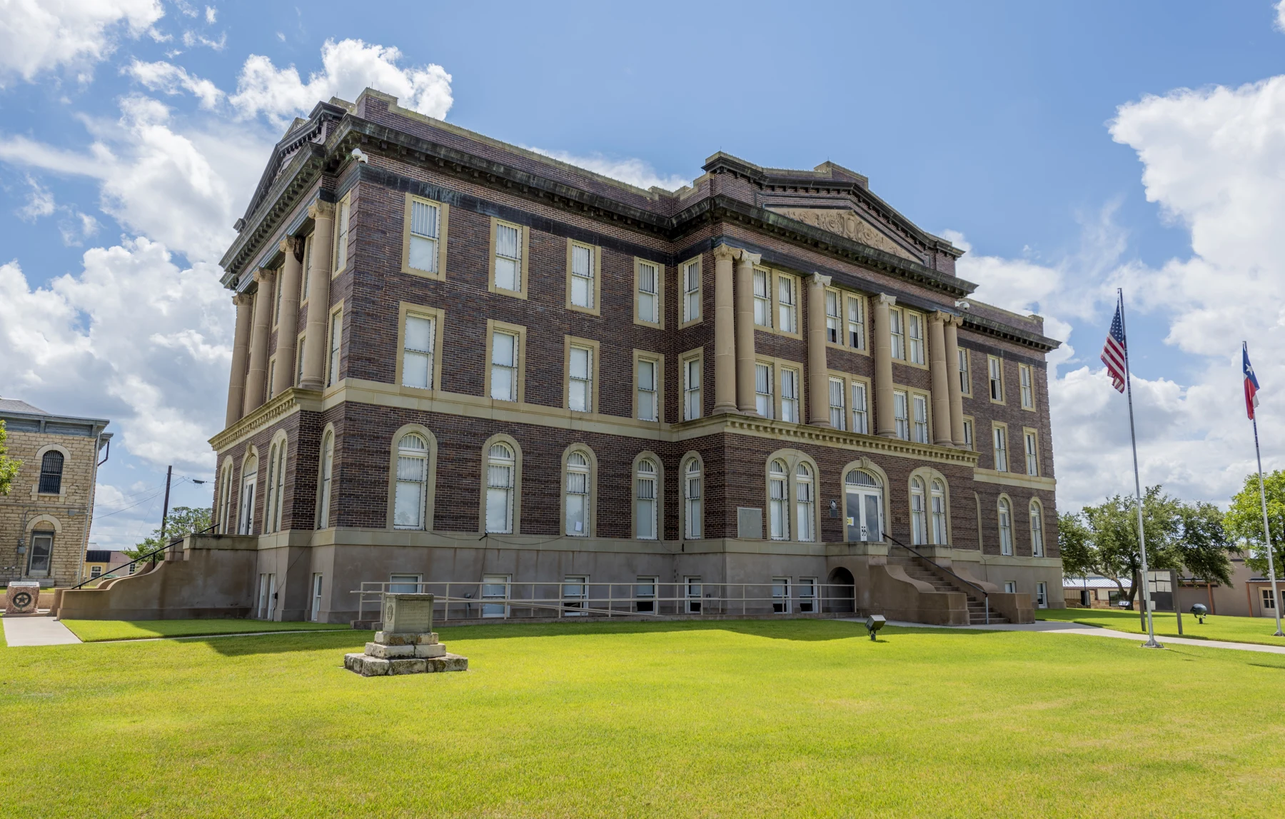 Photograph of the Mills County Courthouse in Goldthwaite, Texas. Image taken in September 2020.