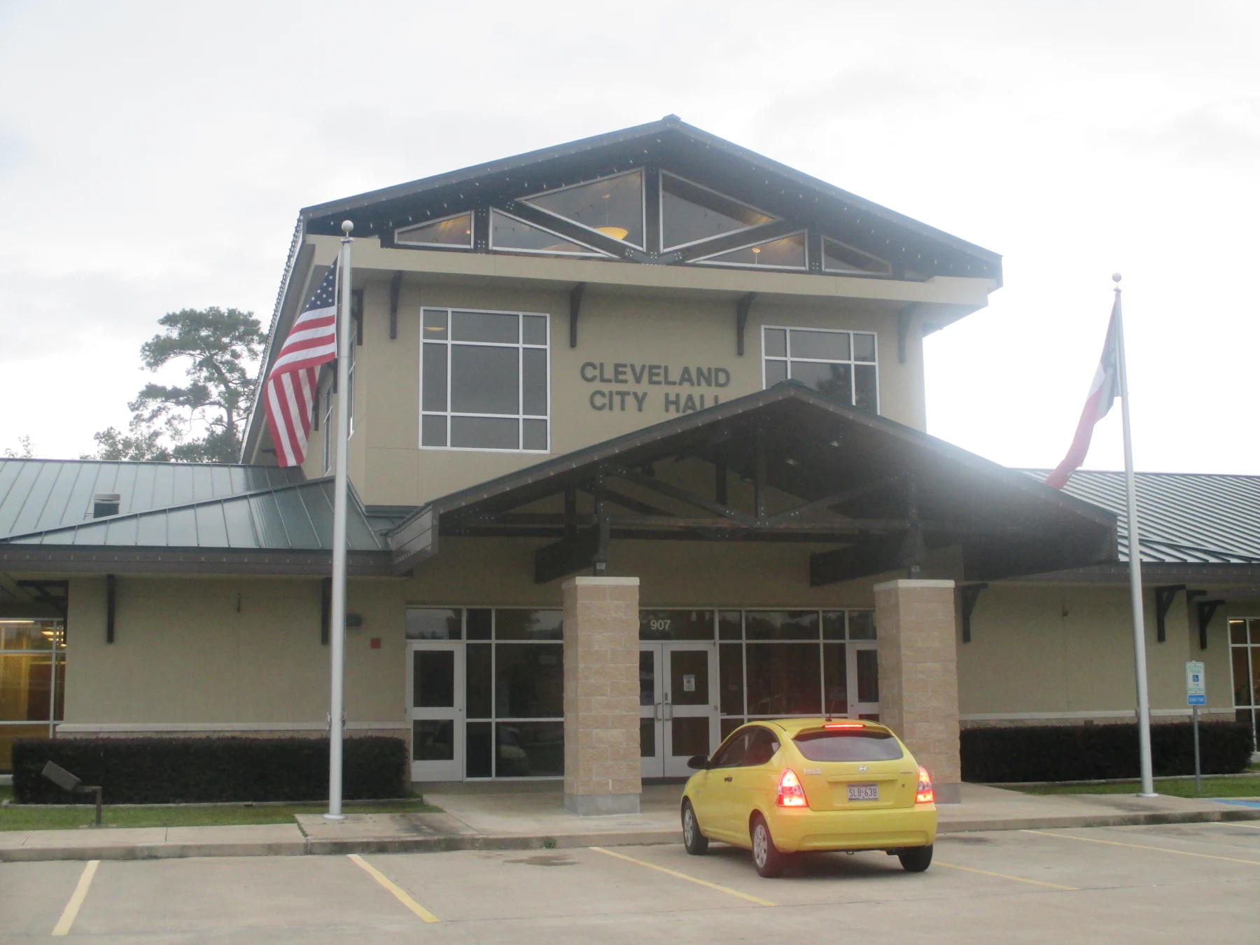 I took photo of Cleveland, TX, City Hall with Canon camera.