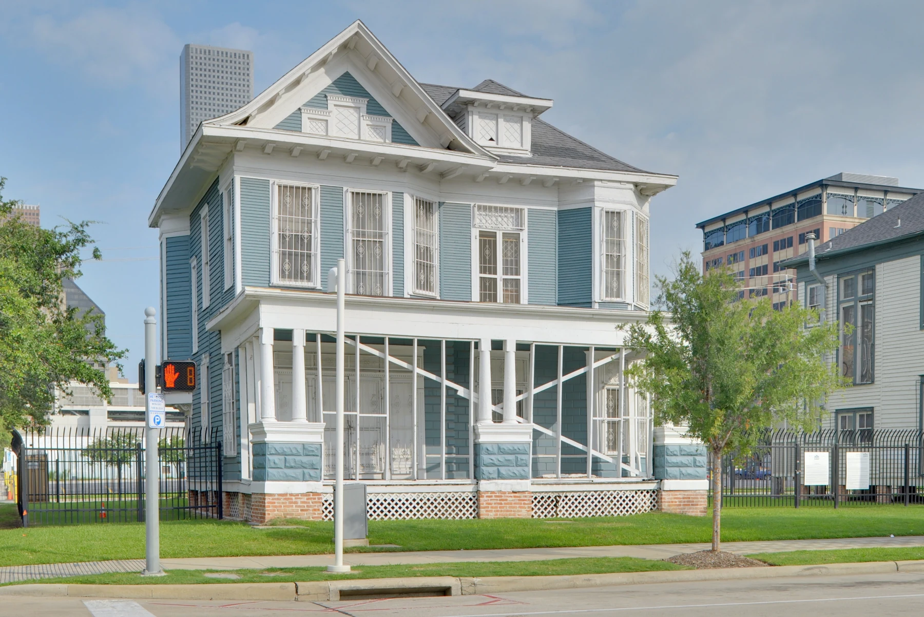 Located at 1711 Rusk in downtown Houston (Texas, USA), the Arthur B. Cohn House lies between Discovery Green and Minute Maid Park