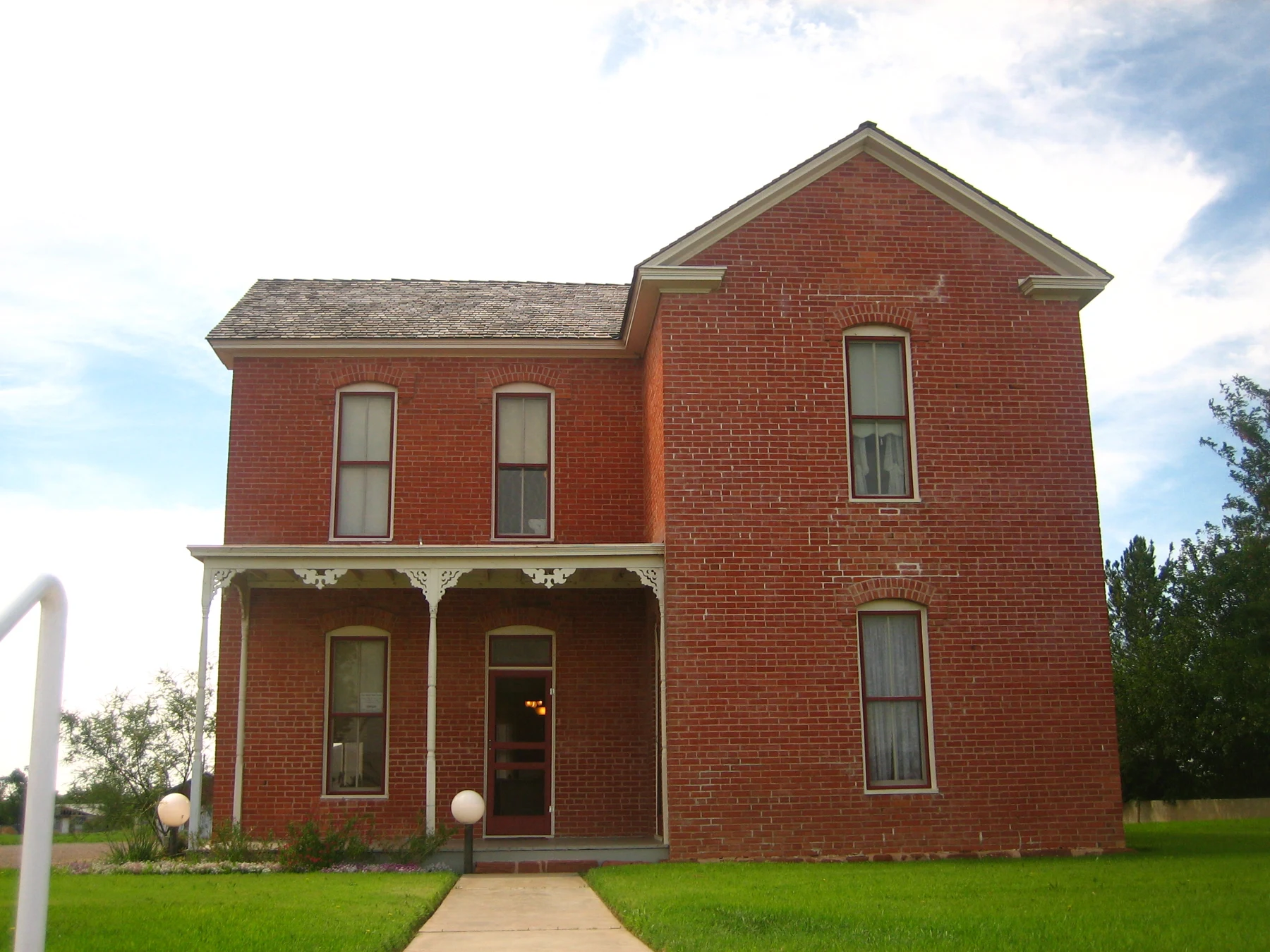 White-Pool House in Odessa, TX I took photo in July 2008. Billy Hathorn ( talk ) 03:32, 2 July 2009 (UTC)