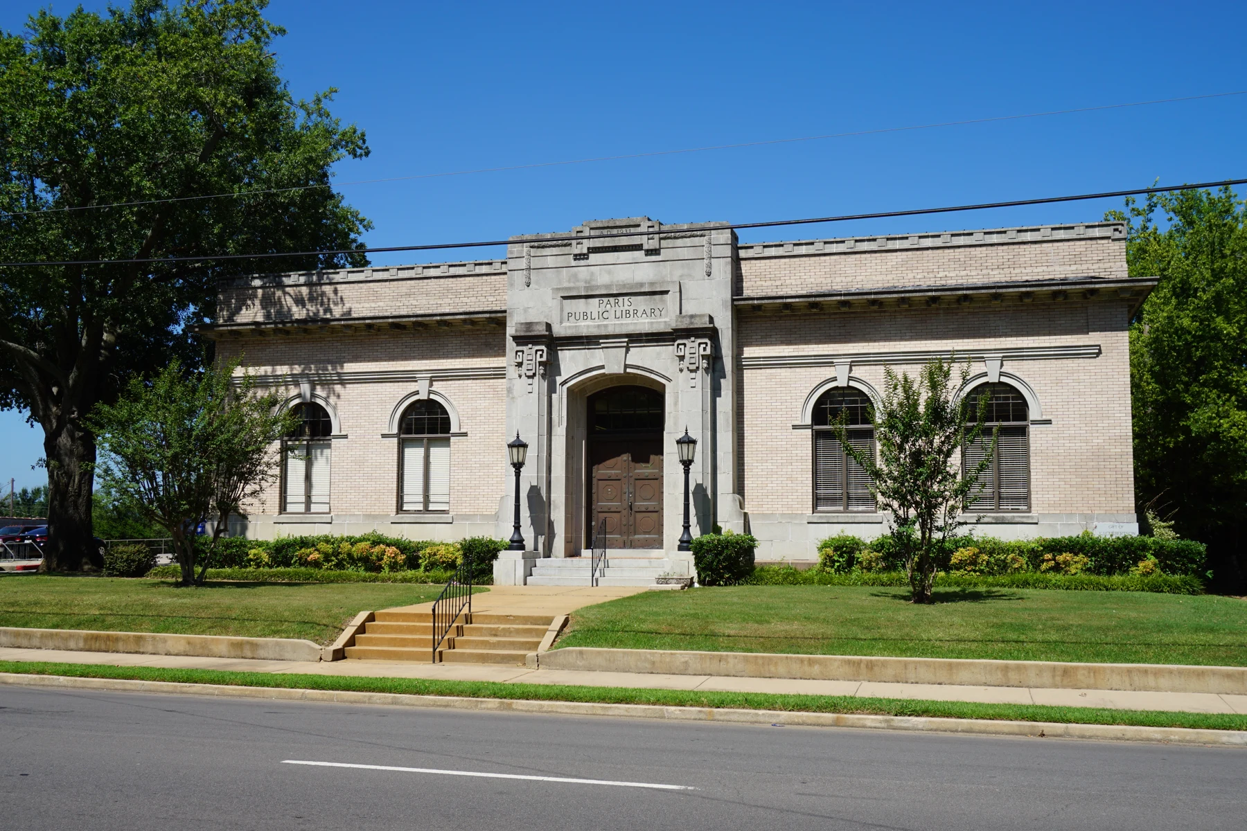 The Paris Public Library in Paris , Texas ( United States ).