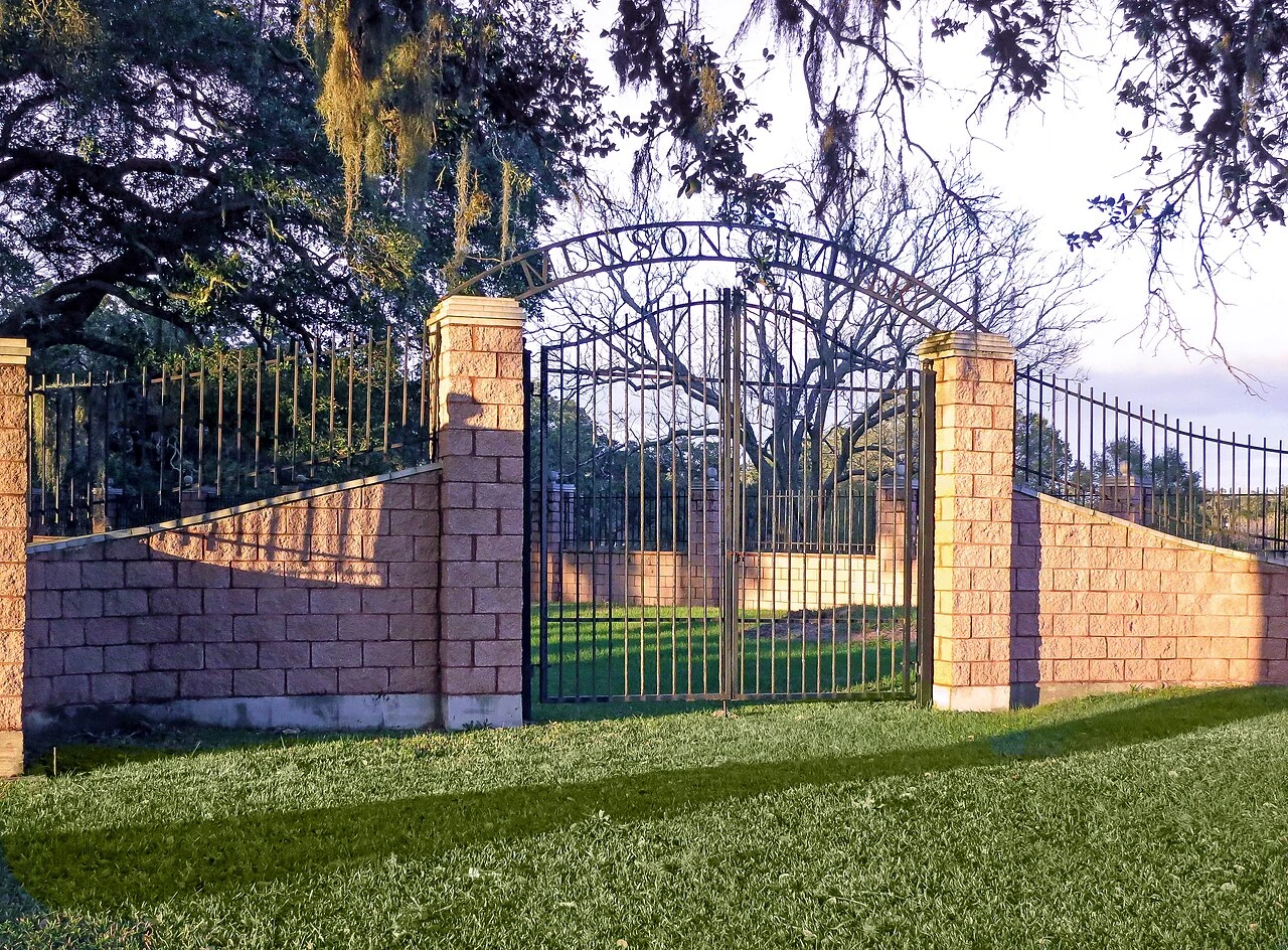 In 1850, Mordello Stephen Munson (born in Liberty County in 1825)—son of Henry William Munson (born 1793), a member of Austin's colony—set aside this burial tract for his family and friends. It was at Ridgely Plantation, on Bailey's Prairie.