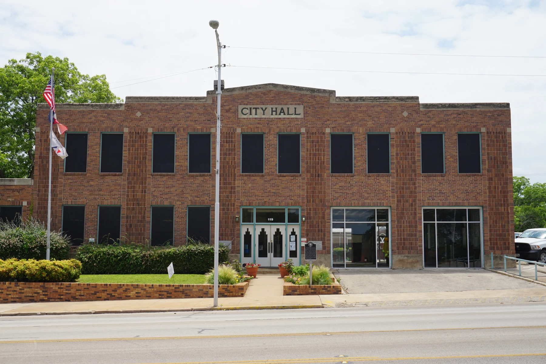 The 1933 Weatherford City Hall in Weatherford , Texas ( United States ).