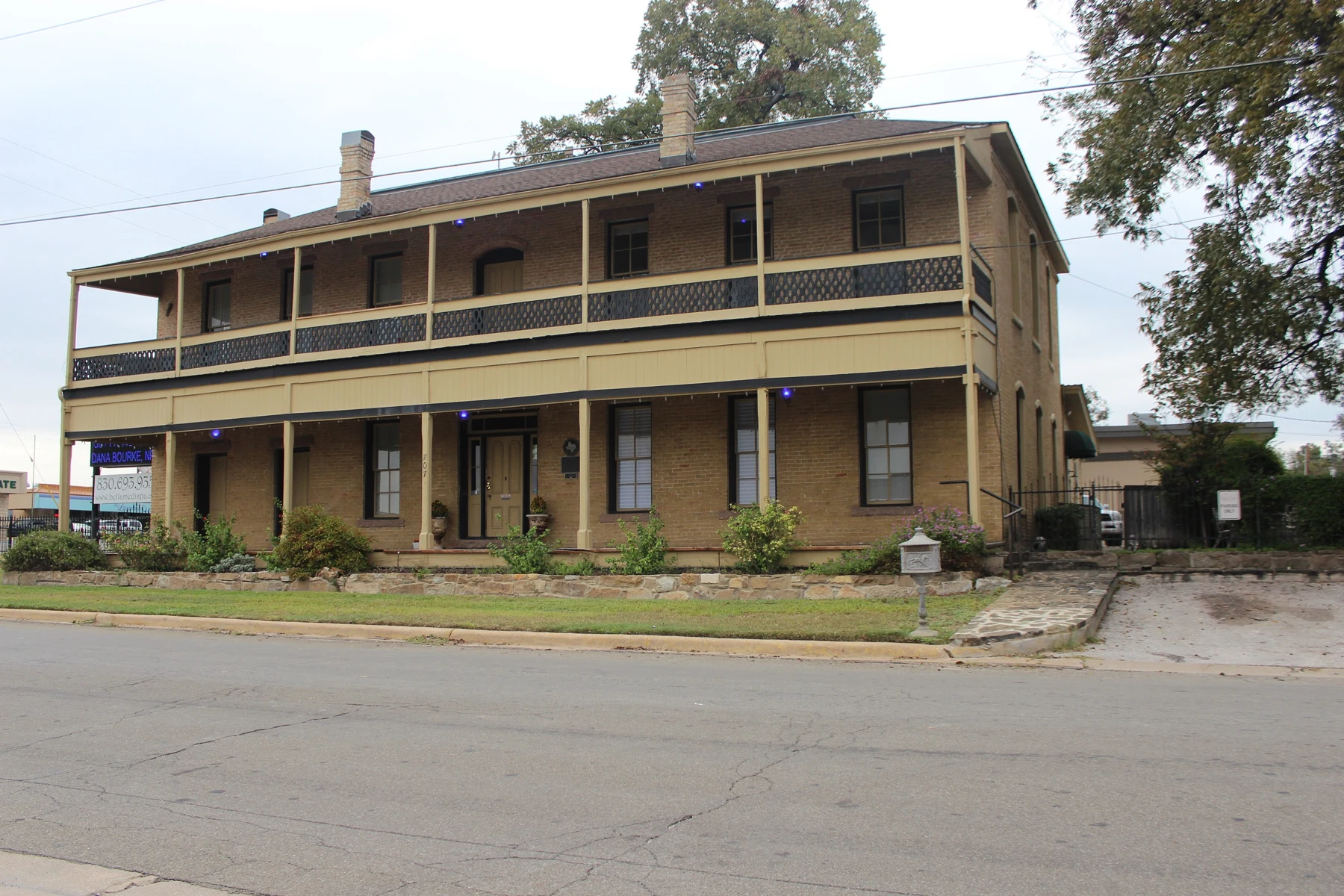 he Roper Hotel. George C. and Elizabeth Roper constructed this double-galleried hotel building about 1888. In the growing town of Marble falls, The Roper Hotel became a popular stop for visiting businessmen and dignitaries. It was purchased by W. F. Smith in 1926 and later operated as The Central Hotel and The Francis House. His son R. O. Smith, who became manager in the 1930s, later served as mayor of Marble falls. The hotel remained in the Smith family until 1963. Recorded Texas Historic Landmark - 1981 #9745