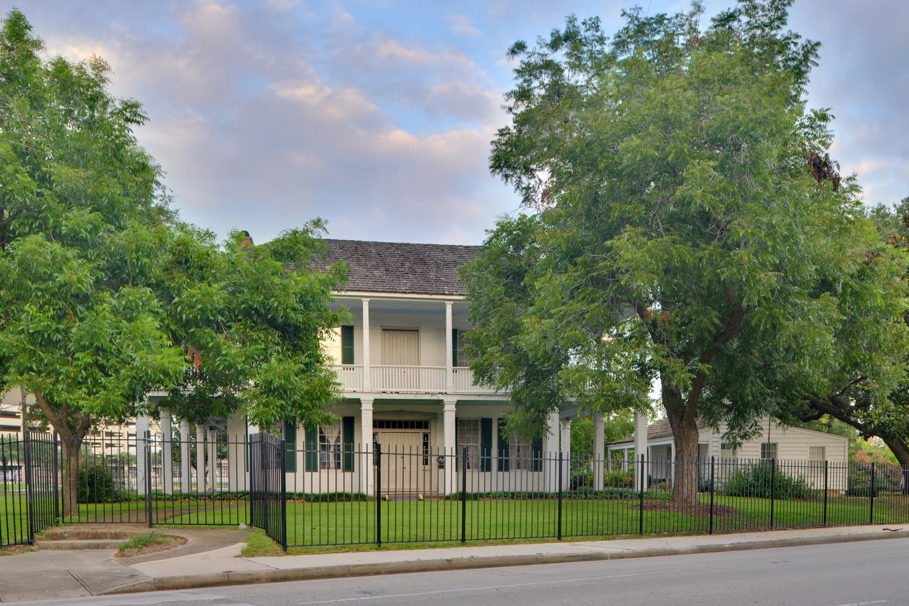 The Kellum-Noble House, at 212 Dallas St, Houston, TX (USA), is on the National Register of Historic Places.