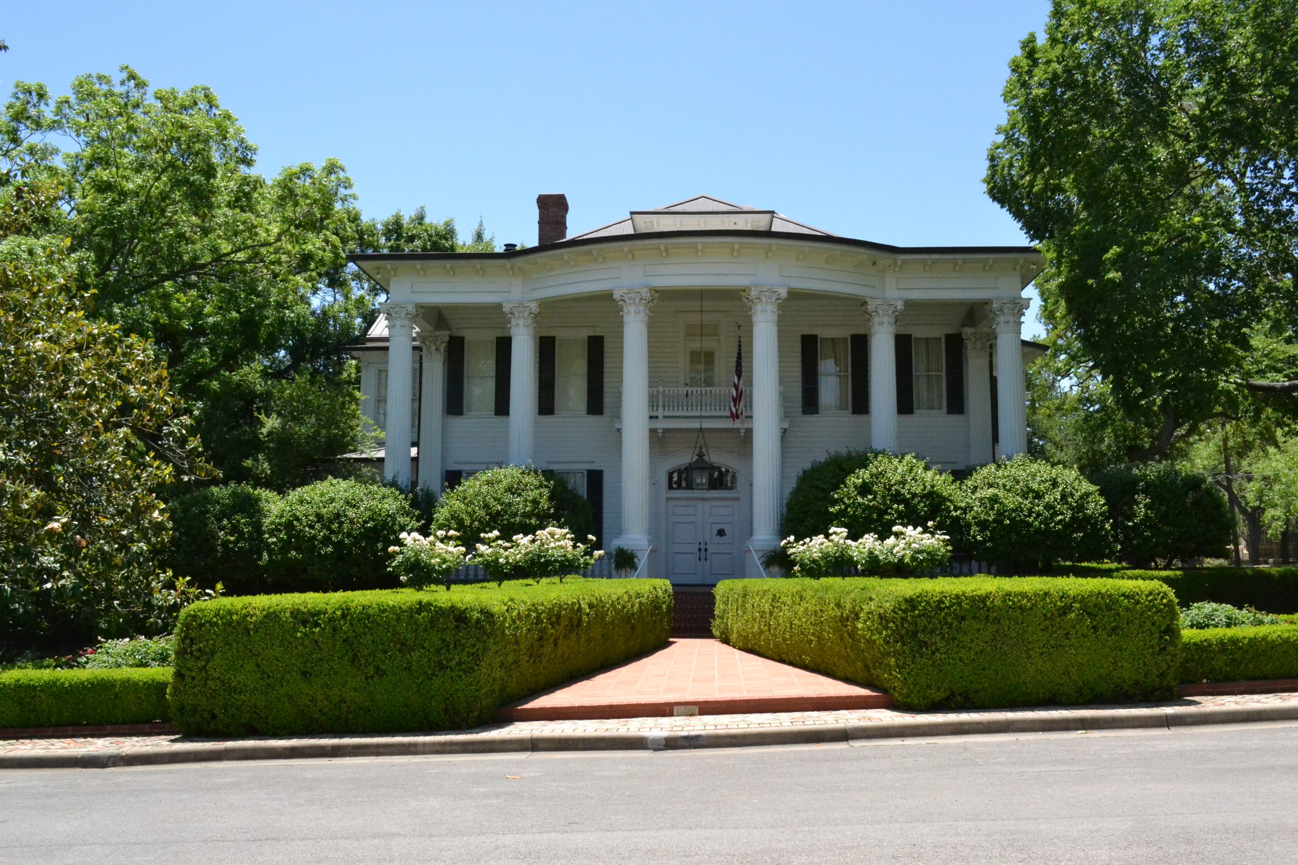 Ike Wood House at 227 Mitchell Street in San Marcos, Texas. A contributing property of the Belvin Street Historic District in San Marcos. This is an image of a place or building that is listed on the National Register of Historic Places in the United States of America . Its reference number is 83003792 ( Wikidata ).