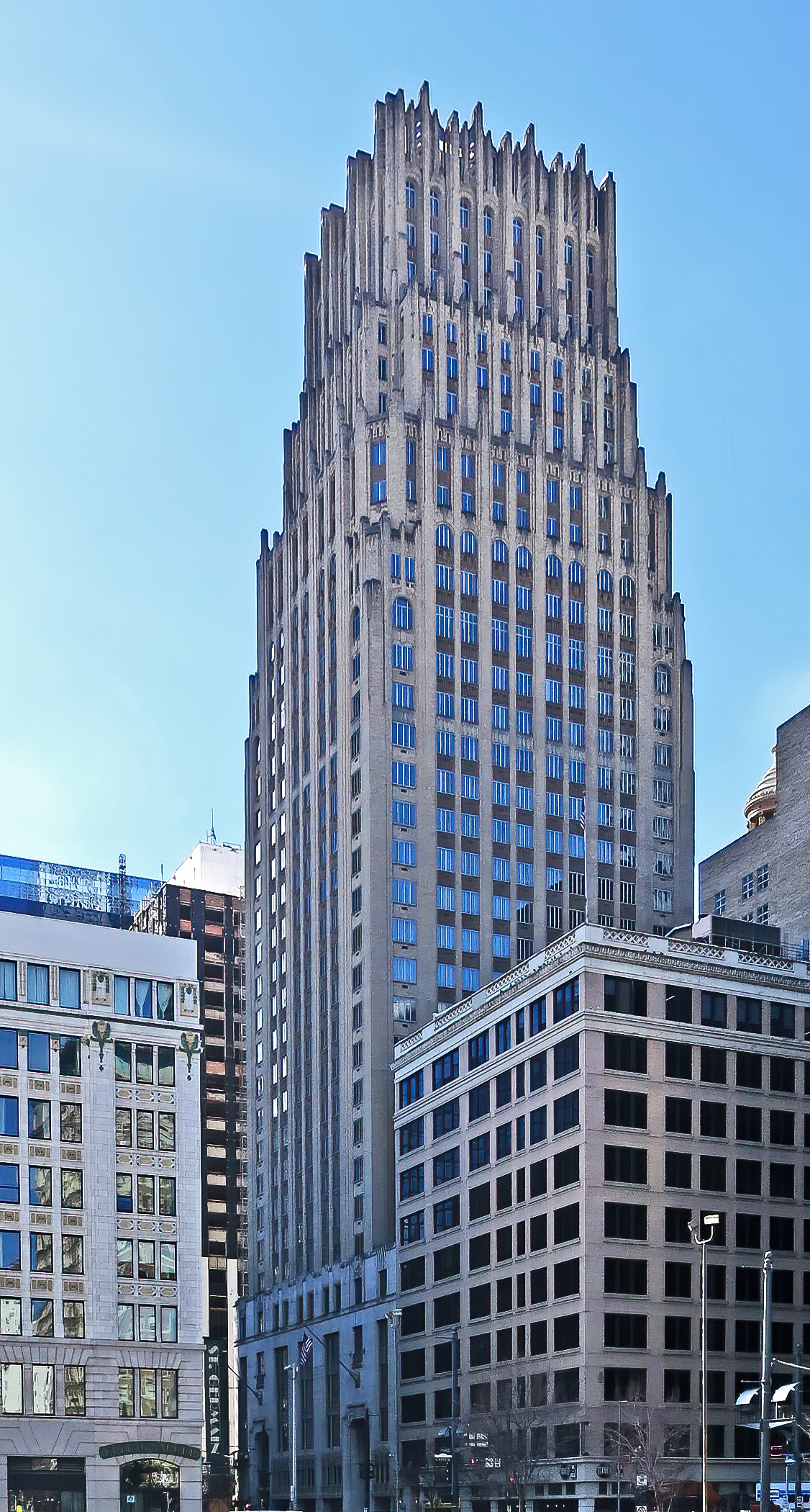 Prominent real estate developer, publisher, statesman and banker Jesse H. Jones opened the Gulf Building in 1929 with Gulf Oil, National Bank of Commerce, and Sakowitz Brothers as primary tenants. Alfred C. Finn designed the 430foot high Art Deco edifice with a six-story base topped by a tall tower that diminishes in size as it rises. The 37-floor, steel-frame structure remained Houston’s tallest skyscraper for 34 years. In 1986, the building, then owned by a successor bank, underwent a $50 million restoration. It was renamed the JPMorgan Chase Building in 2000 and continues to be a monument to the city’s growth, modernity and financial prosperity. This building is in the National Register of Historic Places